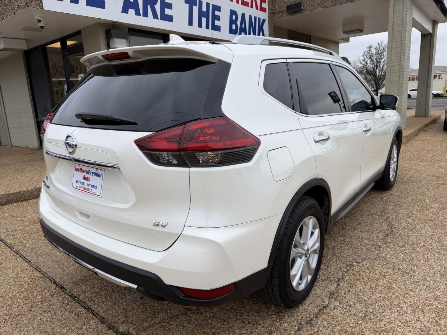 2018 WHITE NISSAN ROGUE SV (5N1AT2MT4JC) , located at 922 W. Beacon St., Philadelphia, MS, 39350, (601) 650-3675, 32.770447, -89.127151 - Photo#5