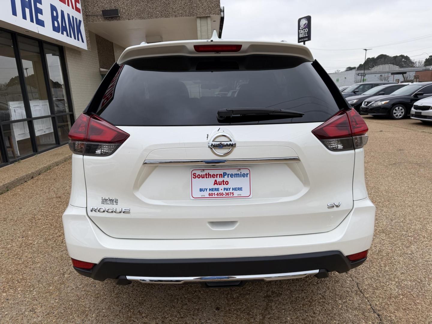 2018 WHITE NISSAN ROGUE SV (5N1AT2MT4JC) , located at 922 W. Beacon St., Philadelphia, MS, 39350, (601) 650-3675, 32.770447, -89.127151 - Photo#4