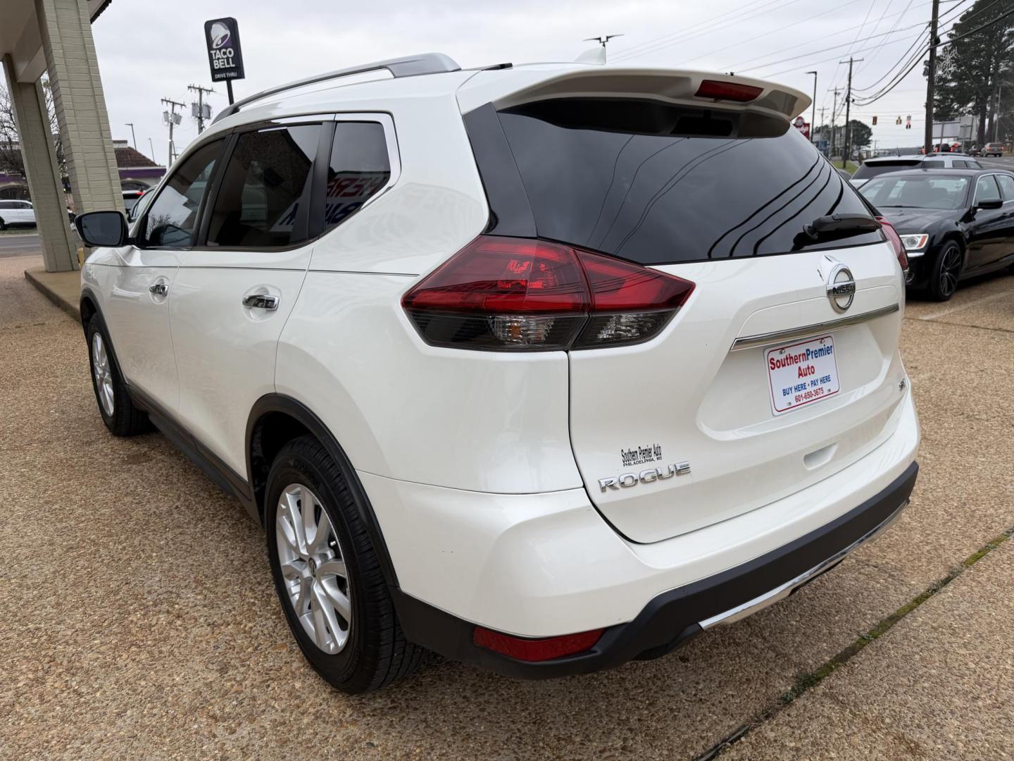 2018 WHITE NISSAN ROGUE SV (5N1AT2MT4JC) , located at 922 W. Beacon St., Philadelphia, MS, 39350, (601) 650-3675, 32.770447, -89.127151 - Photo#3