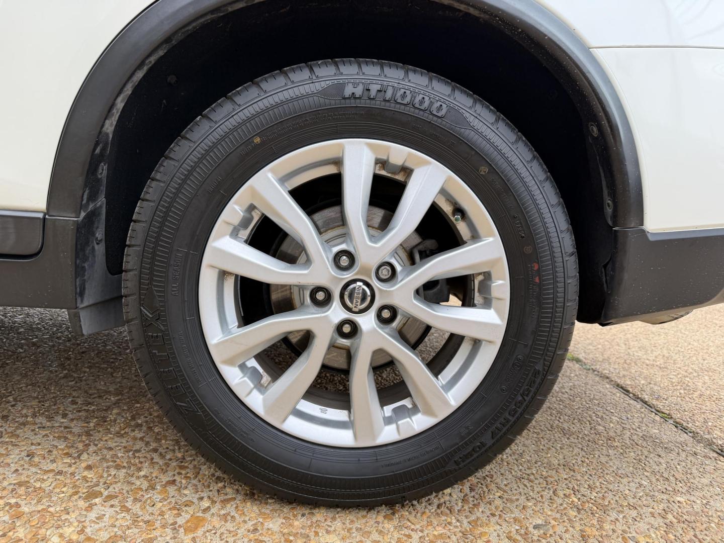 2018 WHITE NISSAN ROGUE SV (5N1AT2MT4JC) , located at 922 W. Beacon St., Philadelphia, MS, 39350, (601) 650-3675, 32.770447, -89.127151 - Photo#7