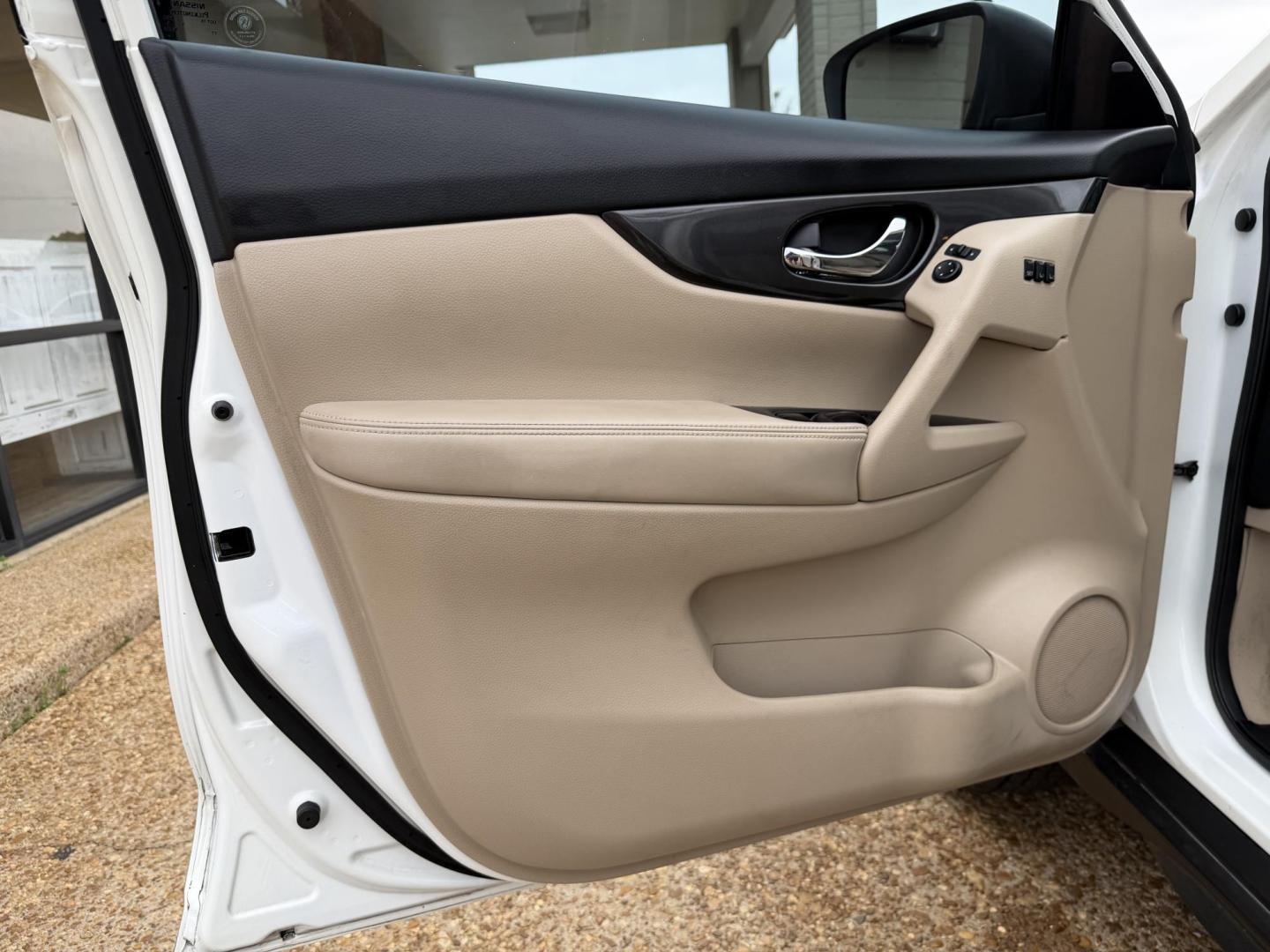 2018 WHITE NISSAN ROGUE SV (5N1AT2MT4JC) , located at 922 W. Beacon St., Philadelphia, MS, 39350, (601) 650-3675, 32.770447, -89.127151 - Photo#8