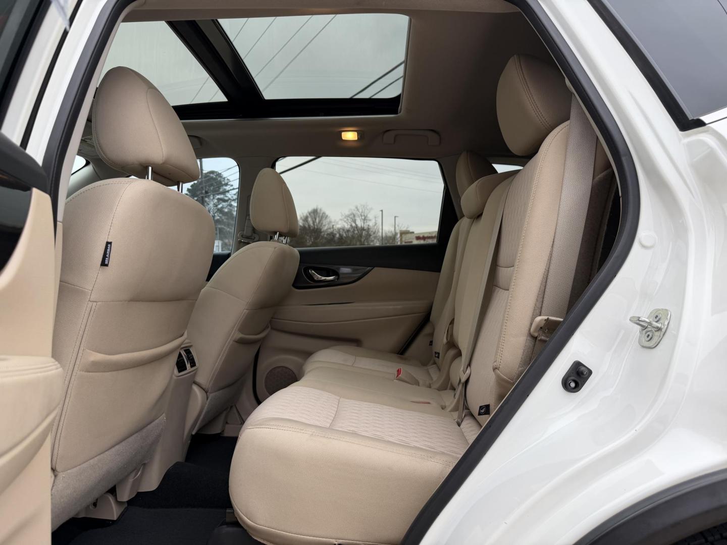 2018 WHITE NISSAN ROGUE SV (5N1AT2MT4JC) , located at 922 W. Beacon St., Philadelphia, MS, 39350, (601) 650-3675, 32.770447, -89.127151 - Photo#13