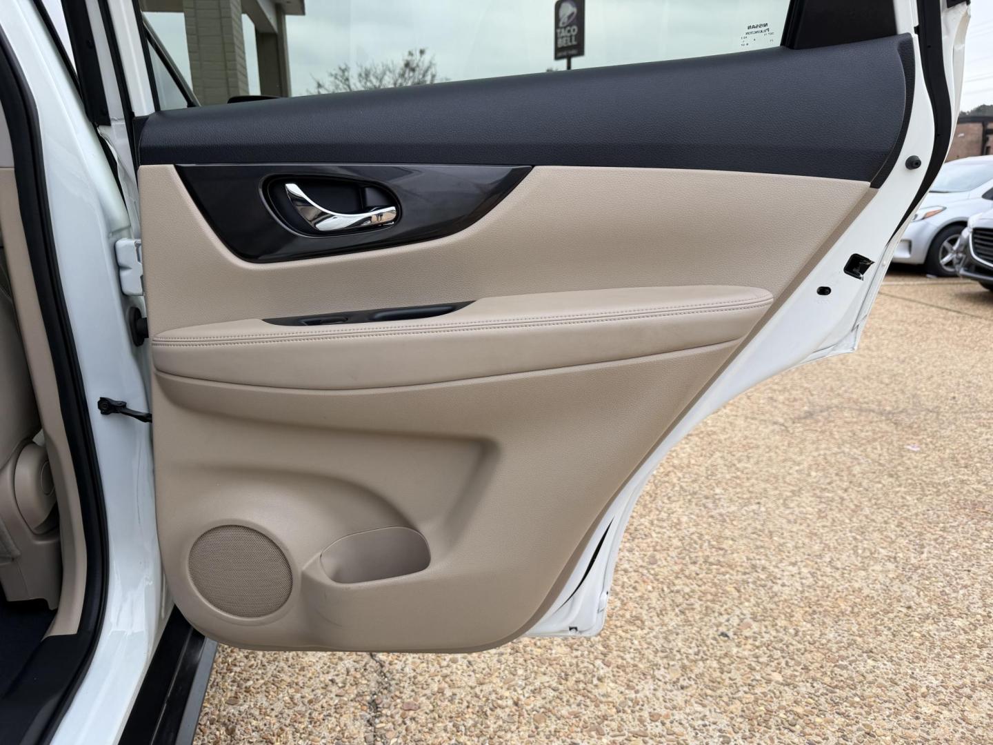 2018 WHITE NISSAN ROGUE SV (5N1AT2MT4JC) , located at 922 W. Beacon St., Philadelphia, MS, 39350, (601) 650-3675, 32.770447, -89.127151 - Photo#15