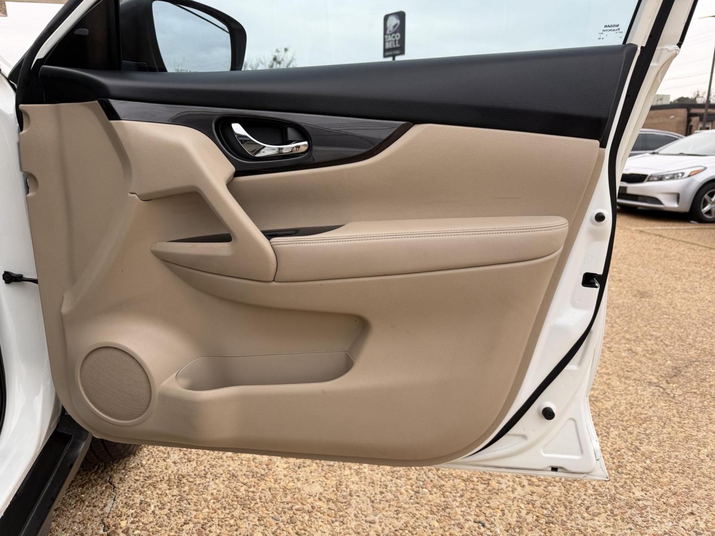 2018 WHITE NISSAN ROGUE SV (5N1AT2MT4JC) , located at 922 W. Beacon St., Philadelphia, MS, 39350, (601) 650-3675, 32.770447, -89.127151 - Photo#11