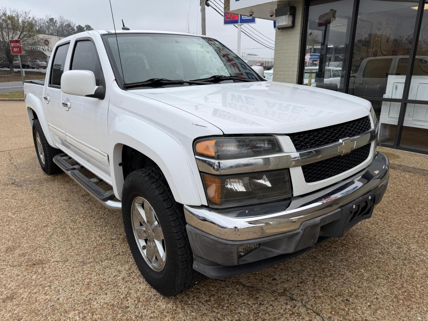 2011 WHITE CHEVROLET COLORADO 2LT (1GCHSDFE2B8) , located at 922 W. Beacon St., Philadelphia, MS, 39350, (601) 650-3675, 32.770447, -89.127151 - Photo#0