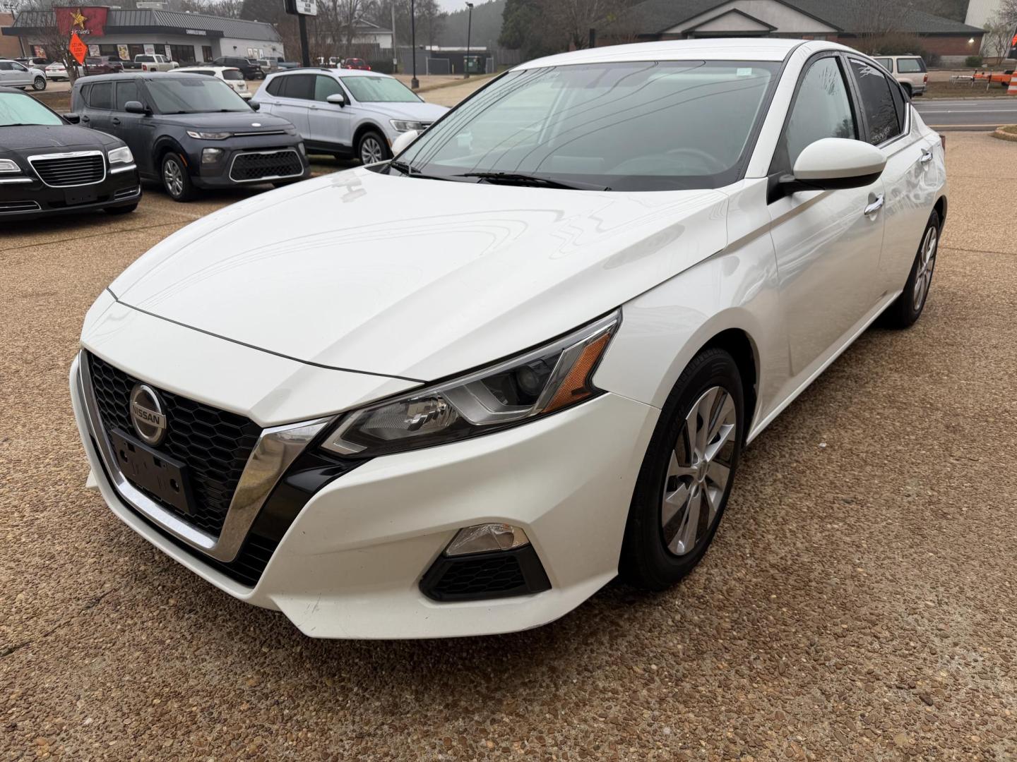 2020 WHITE NISSAN ALTIMA 2.5 S (1N4BL4BV2LC) , located at 922 W. Beacon St., Philadelphia, MS, 39350, (601) 650-3675, 32.770447, -89.127151 - Photo#2