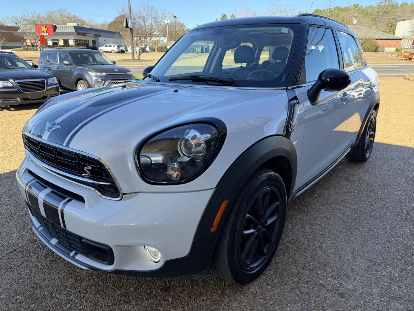 2016 WHITE MINI COUNTRYMAN COOPER S (WMWZC5C5XGW) , located at 922 W. Beacon St., Philadelphia, MS, 39350, (601) 650-3675, 32.770447, -89.127151 - Photo#2