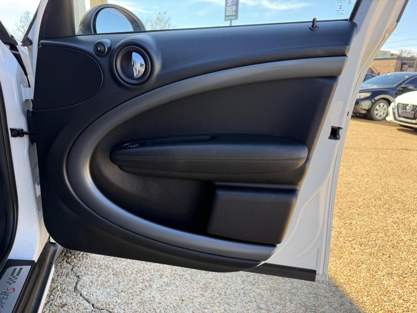 2016 WHITE MINI COUNTRYMAN COOPER S (WMWZC5C5XGW) , located at 922 W. Beacon St., Philadelphia, MS, 39350, (601) 650-3675, 32.770447, -89.127151 - Photo#11