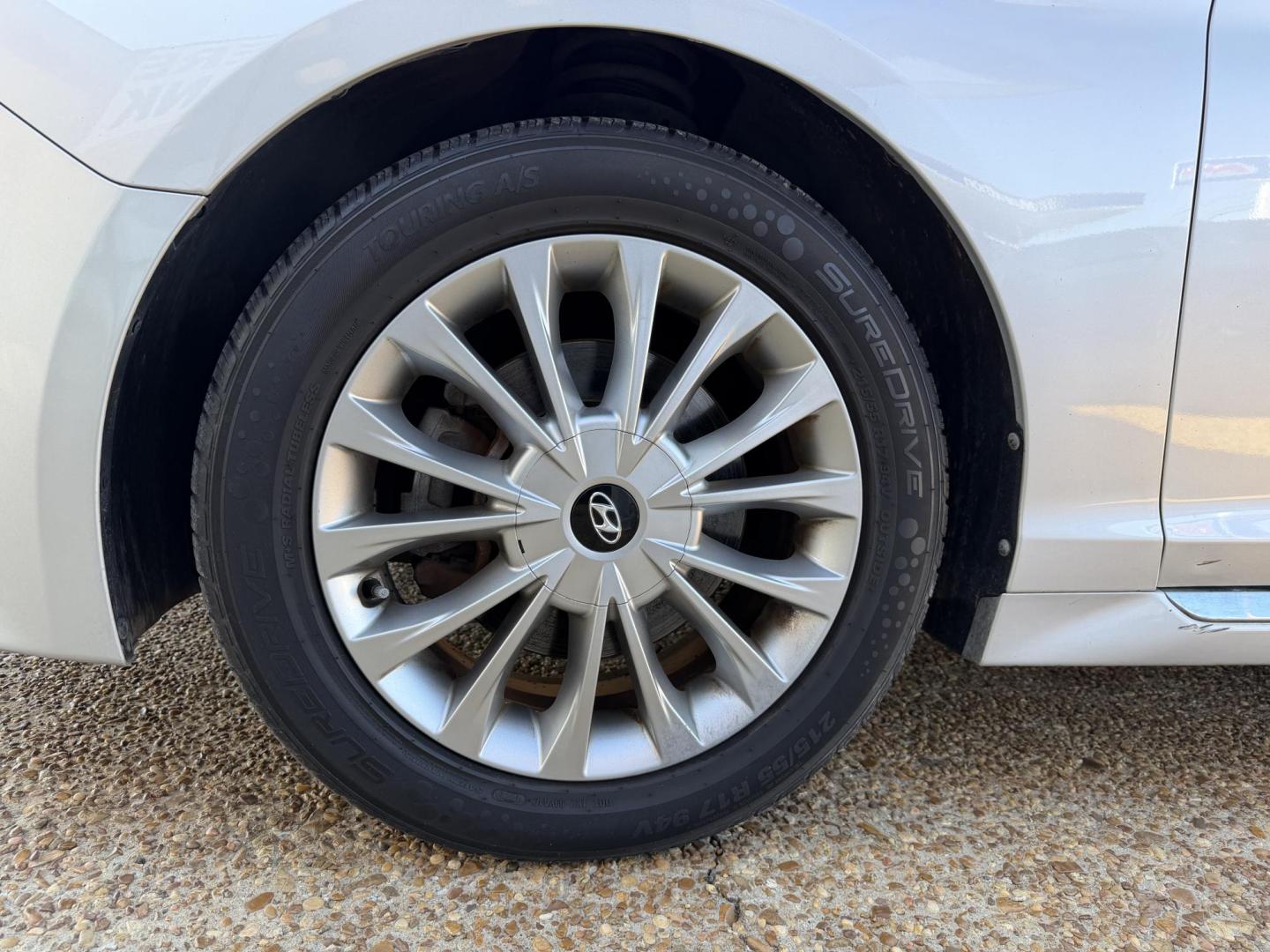 2015 SILVER HYUNDAI SONATA LIMITED (5NPE34AF7FH) , located at 922 W. Beacon St., Philadelphia, MS, 39350, (601) 650-3675, 32.770447, -89.127151 - Photo#7