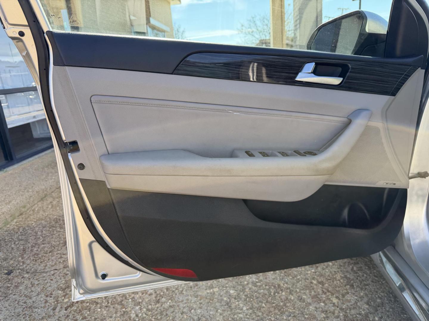 2015 SILVER HYUNDAI SONATA LIMITED (5NPE34AF7FH) , located at 922 W. Beacon St., Philadelphia, MS, 39350, (601) 650-3675, 32.770447, -89.127151 - Photo#8