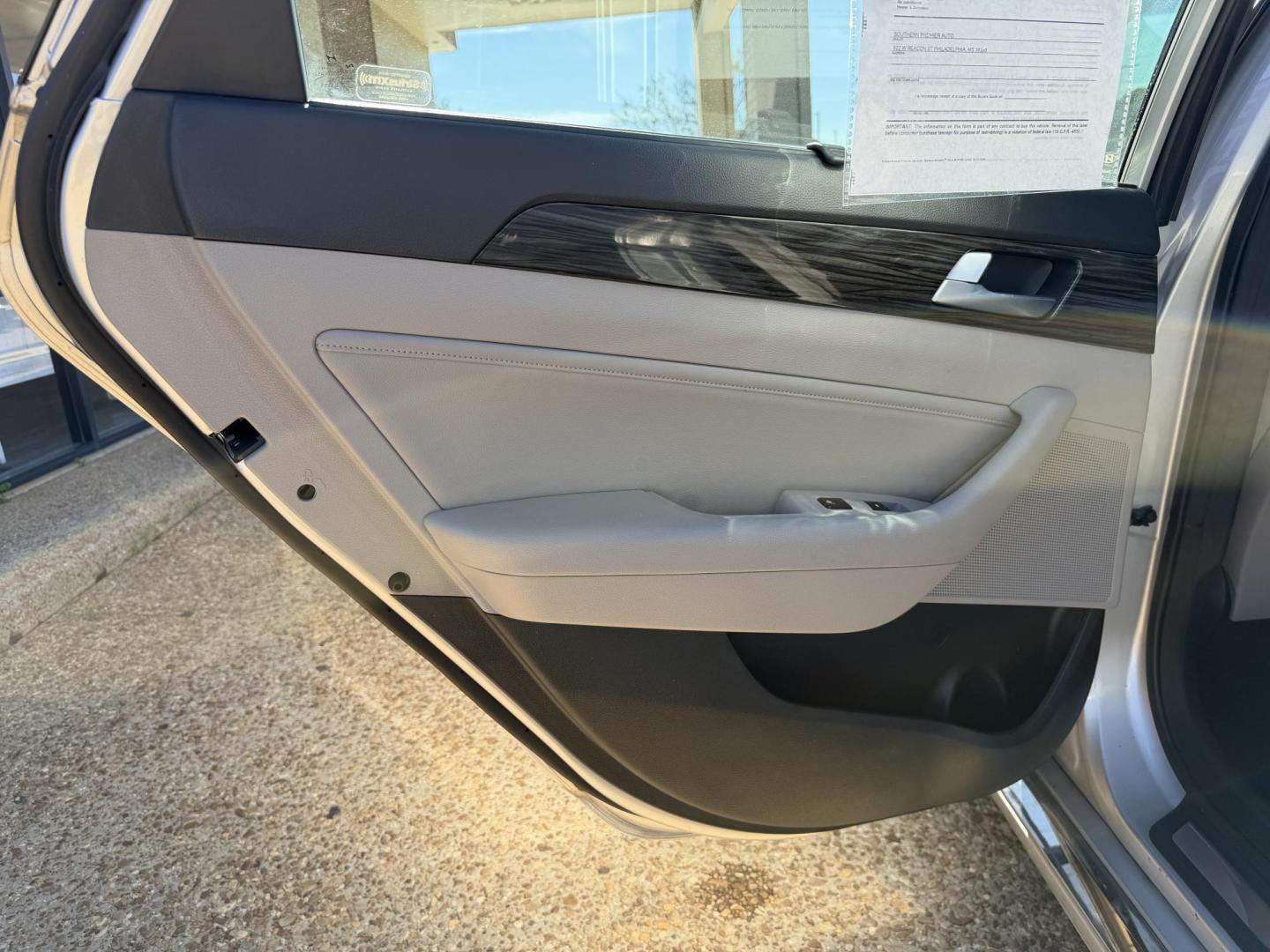 2015 SILVER HYUNDAI SONATA LIMITED (5NPE34AF7FH) , located at 922 W. Beacon St., Philadelphia, MS, 39350, (601) 650-3675, 32.770447, -89.127151 - Photo#12