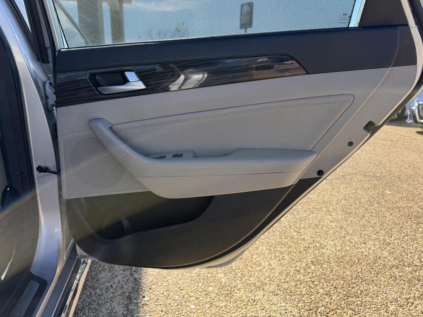 2015 SILVER HYUNDAI SONATA LIMITED (5NPE34AF7FH) , located at 922 W. Beacon St., Philadelphia, MS, 39350, (601) 650-3675, 32.770447, -89.127151 - Photo#15