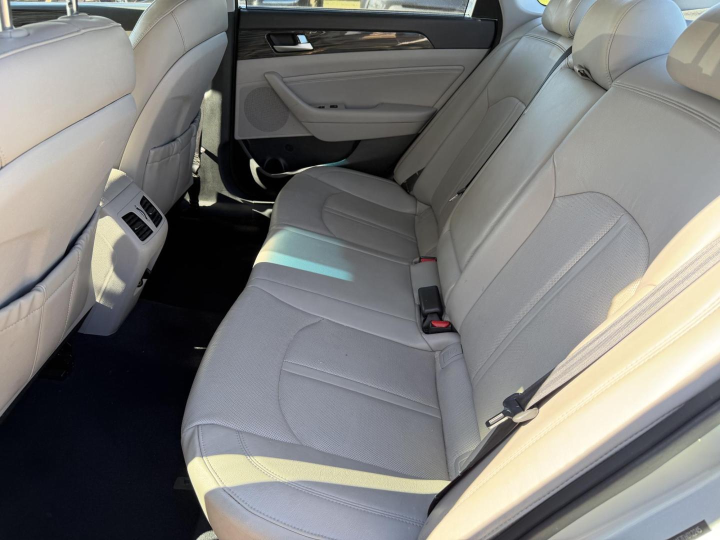 2015 SILVER HYUNDAI SONATA LIMITED (5NPE34AF7FH) , located at 922 W. Beacon St., Philadelphia, MS, 39350, (601) 650-3675, 32.770447, -89.127151 - Photo#13