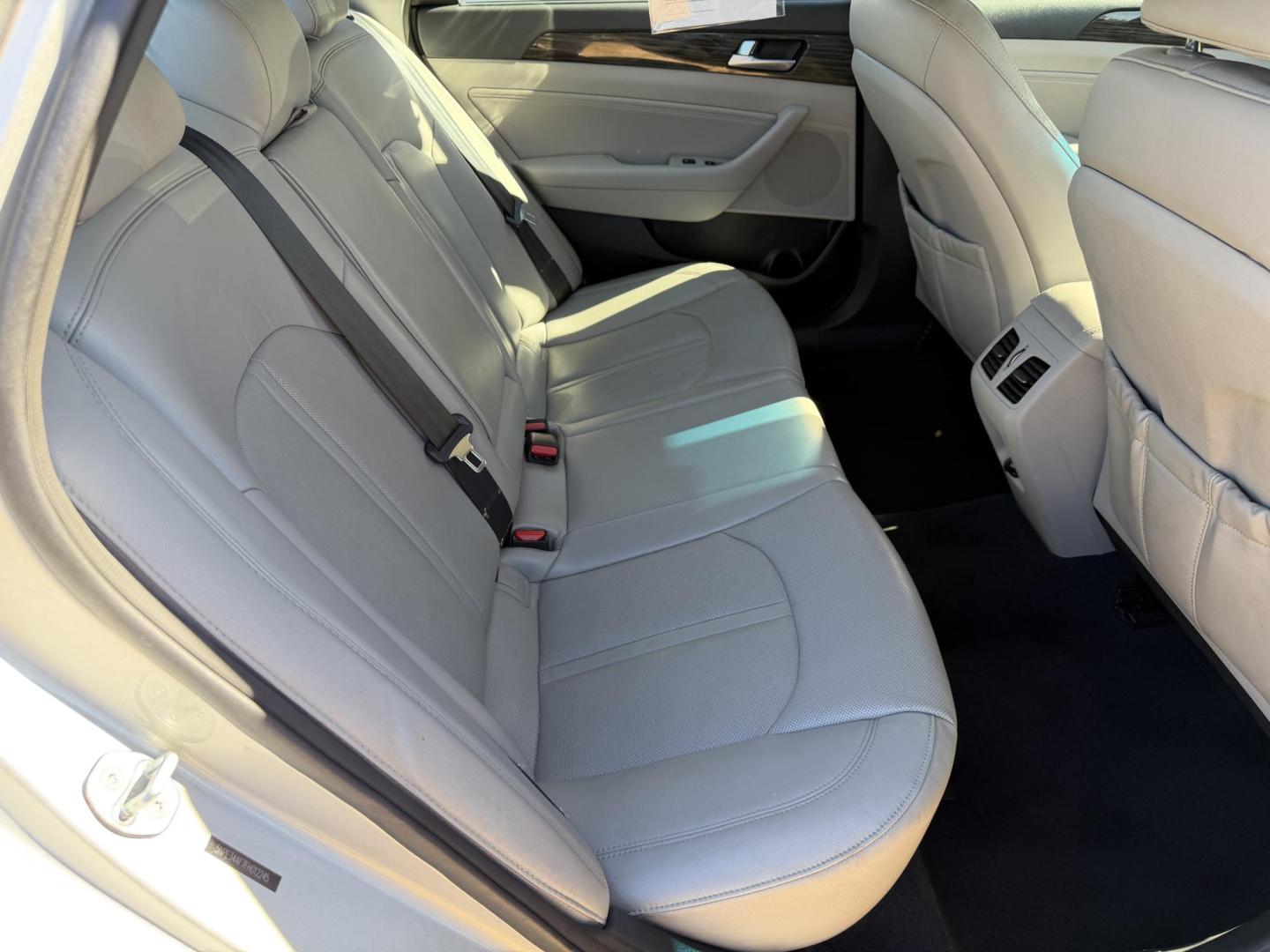 2015 SILVER HYUNDAI SONATA LIMITED (5NPE34AF7FH) , located at 922 W. Beacon St., Philadelphia, MS, 39350, (601) 650-3675, 32.770447, -89.127151 - Photo#14