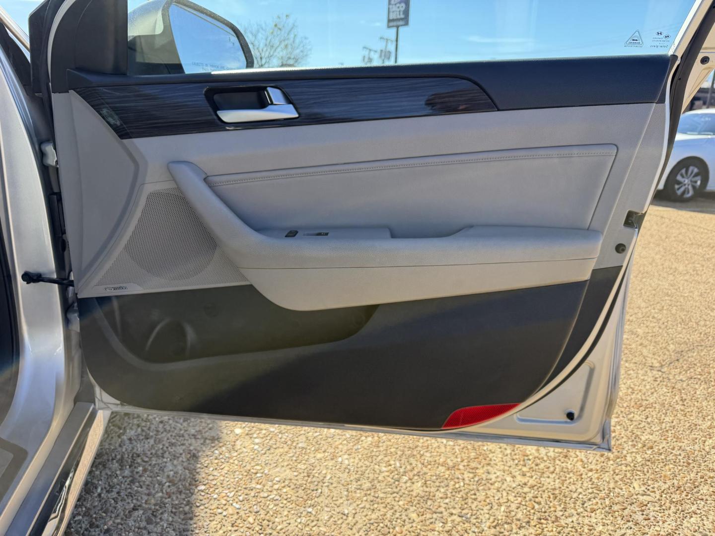 2015 SILVER HYUNDAI SONATA LIMITED (5NPE34AF7FH) , located at 922 W. Beacon St., Philadelphia, MS, 39350, (601) 650-3675, 32.770447, -89.127151 - Photo#11