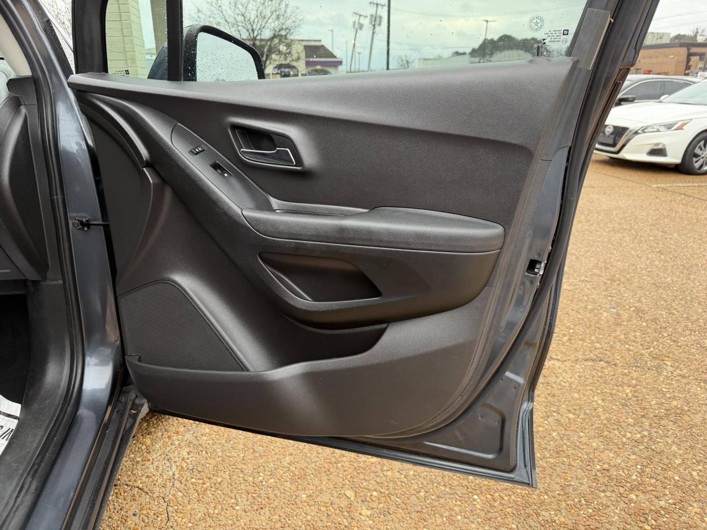 2016 GRAY CHEVROLET TRAX 1LT (3GNCJPSB1GL) , located at 922 W. Beacon St., Philadelphia, MS, 39350, (601) 650-3675, 32.770447, -89.127151 - Photo#11