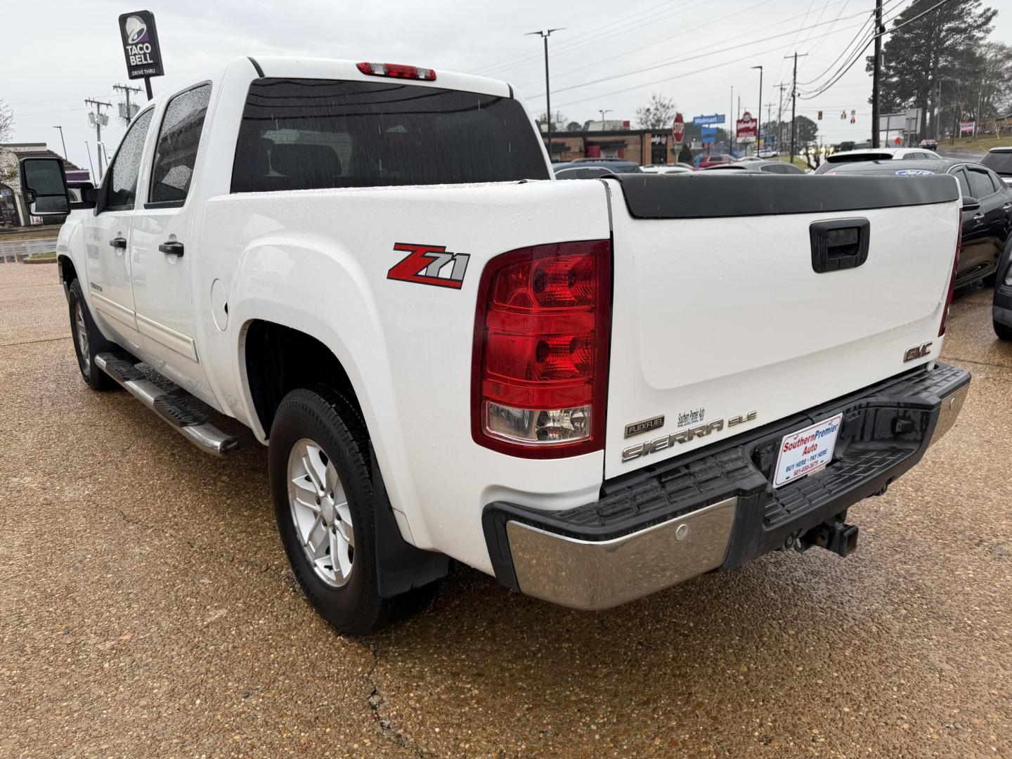 2010 WHITE GMC SIERRA SLE (3GTRCVE00AG) , located at 922 W. Beacon St., Philadelphia, MS, 39350, (601) 650-3675, 32.770447, -89.127151 - Photo#3