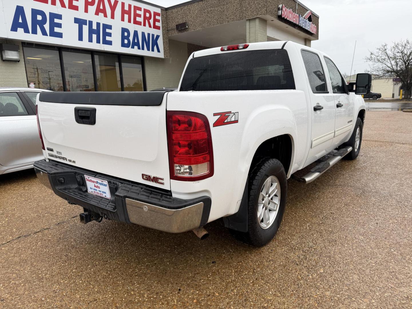 2010 WHITE GMC SIERRA SLE (3GTRCVE00AG) , located at 922 W. Beacon St., Philadelphia, MS, 39350, (601) 650-3675, 32.770447, -89.127151 - Photo#5