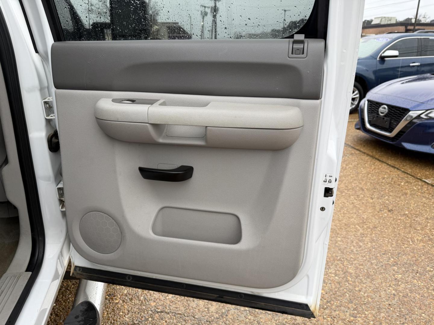 2010 WHITE GMC SIERRA SLE (3GTRCVE00AG) , located at 922 W. Beacon St., Philadelphia, MS, 39350, (601) 650-3675, 32.770447, -89.127151 - Photo#15