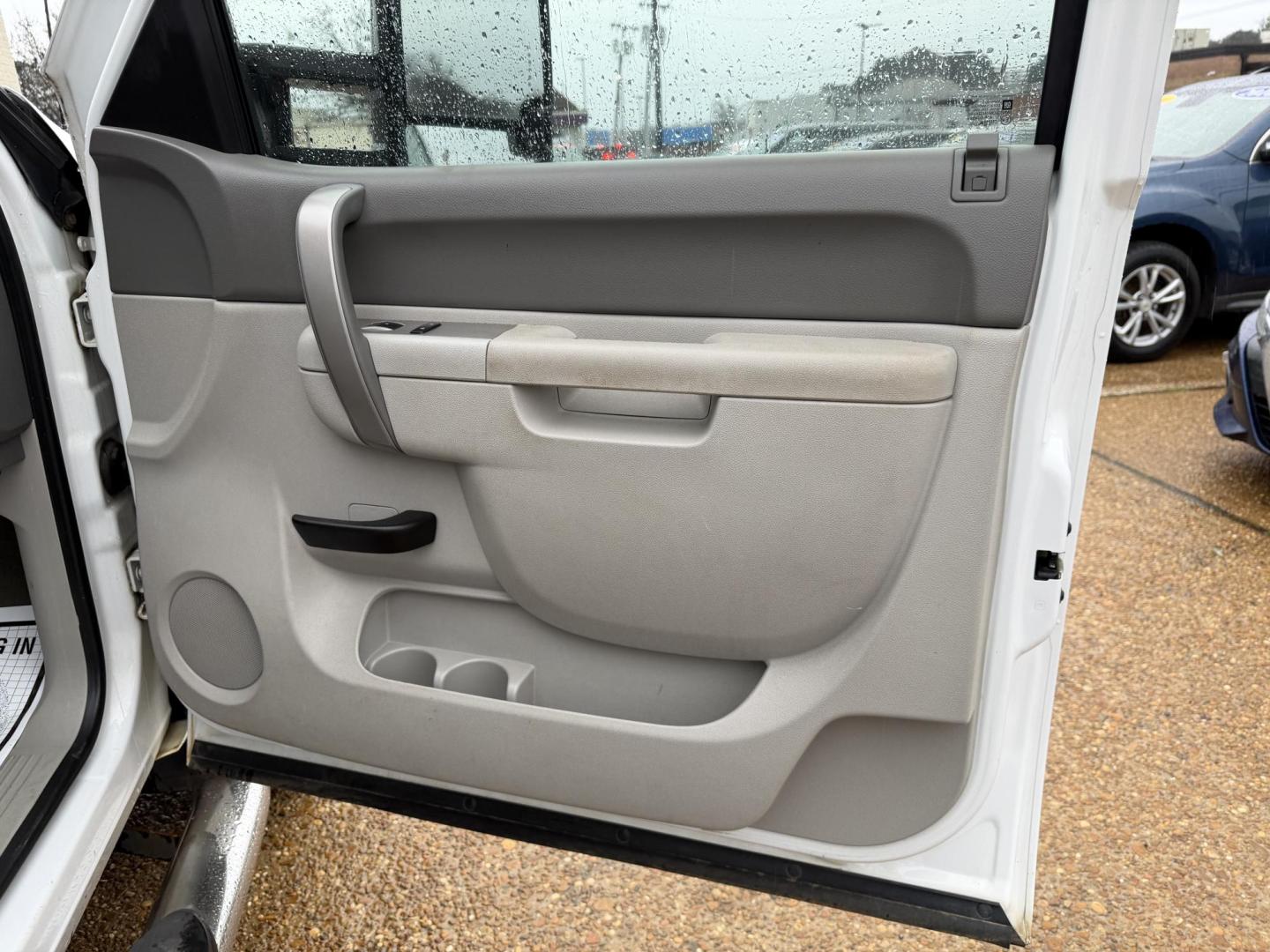 2010 WHITE GMC SIERRA SLE (3GTRCVE00AG) , located at 922 W. Beacon St., Philadelphia, MS, 39350, (601) 650-3675, 32.770447, -89.127151 - Photo#11