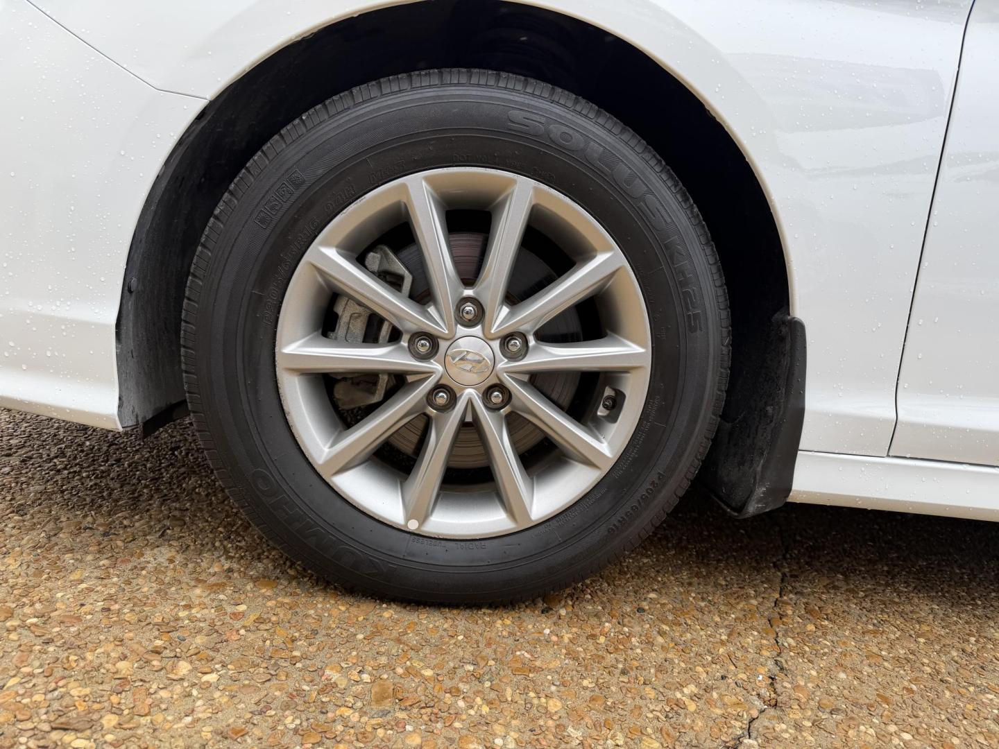 2019 WHITE HYUNDAI SONATA SE (5NPE24AF0KH) , located at 922 W. Beacon St., Philadelphia, MS, 39350, (601) 650-3675, 32.770447, -89.127151 - Photo#7