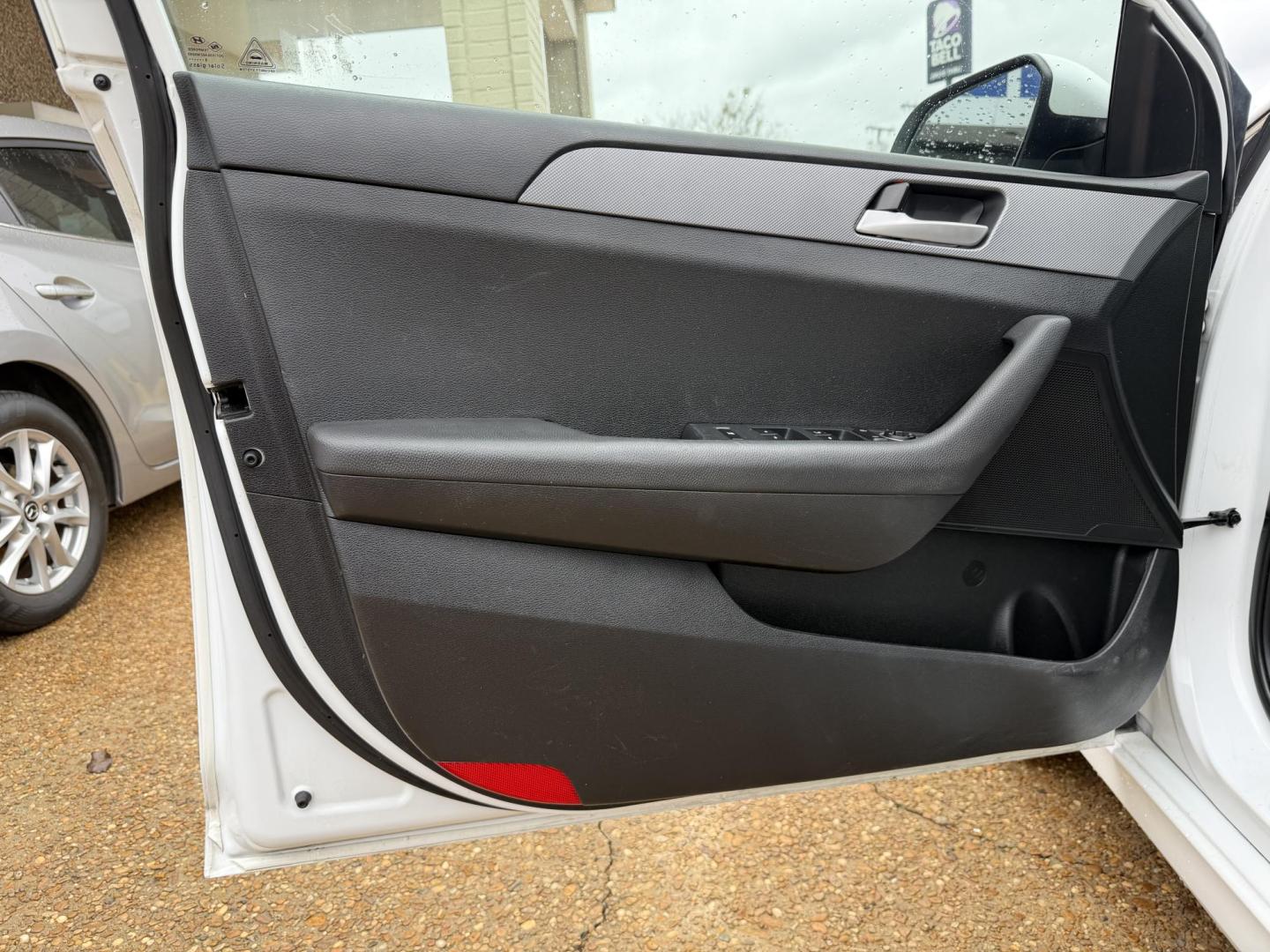 2019 WHITE HYUNDAI SONATA SE (5NPE24AF0KH) , located at 922 W. Beacon St., Philadelphia, MS, 39350, (601) 650-3675, 32.770447, -89.127151 - Photo#8