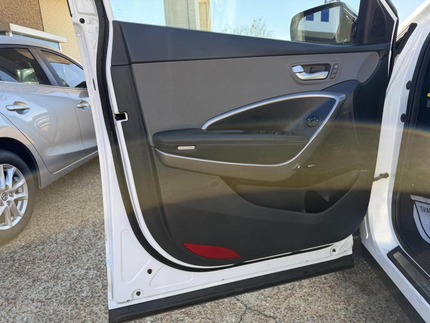 2016 WHITE HYUNDAI SANTA FE SPORT 2.0T (5XYZWDLA2GG) , located at 922 W. Beacon St., Philadelphia, MS, 39350, (601) 650-3675, 32.770447, -89.127151 - Photo#8