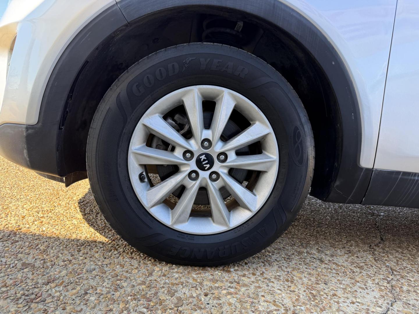 2019 SILVER KIA SORENTO L (5XYPG4A34KG) , located at 922 W. Beacon St., Philadelphia, MS, 39350, (601) 650-3675, 32.770447, -89.127151 - Photo#7