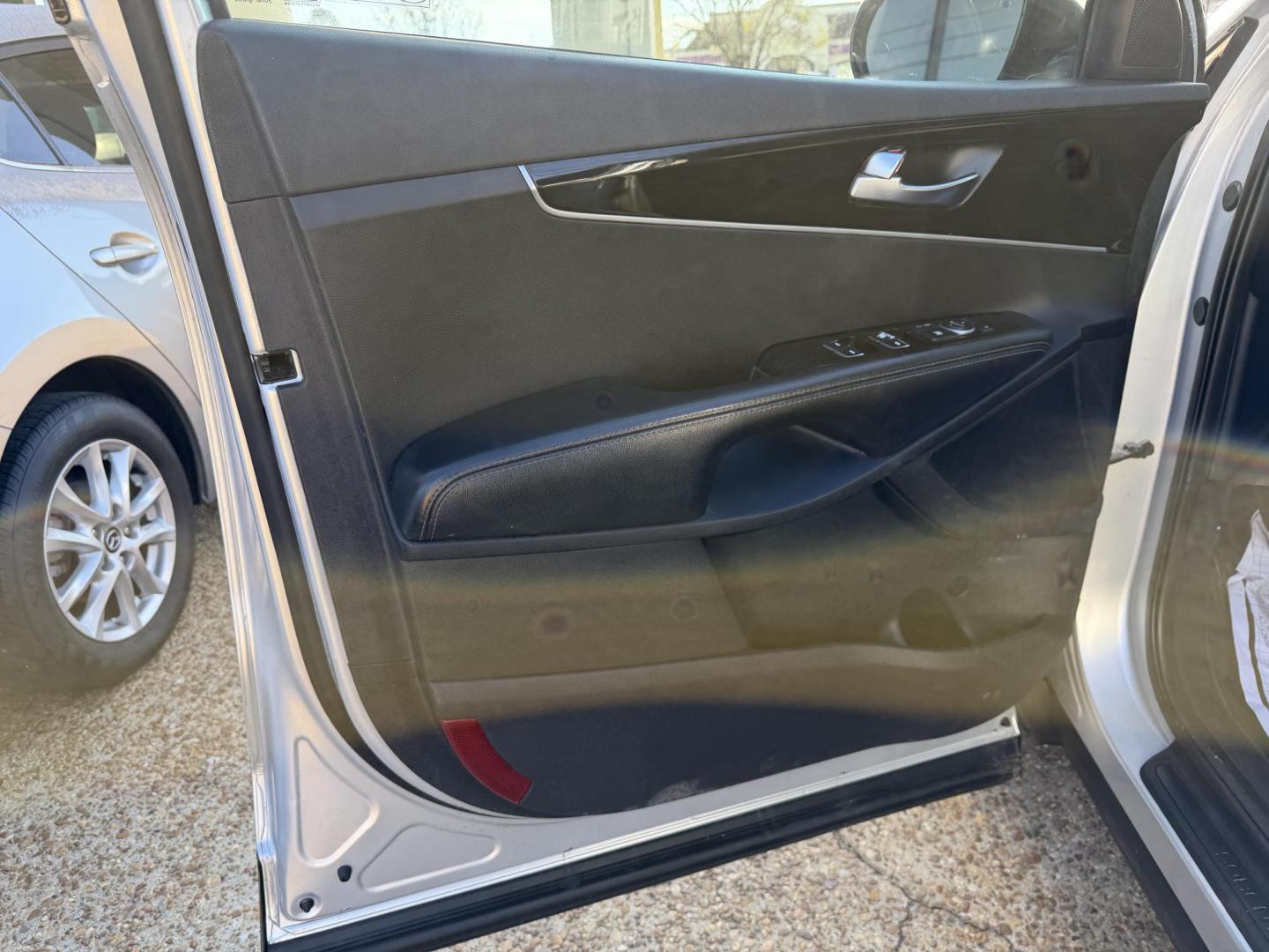 2019 SILVER KIA SORENTO L (5XYPG4A34KG) , located at 922 W. Beacon St., Philadelphia, MS, 39350, (601) 650-3675, 32.770447, -89.127151 - Photo#8