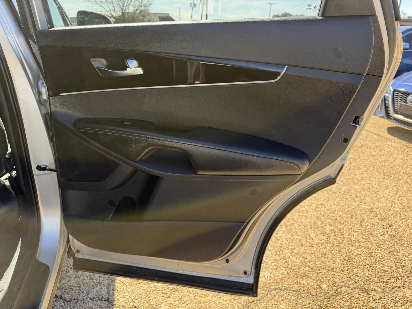 2019 SILVER KIA SORENTO L (5XYPG4A34KG) , located at 922 W. Beacon St., Philadelphia, MS, 39350, (601) 650-3675, 32.770447, -89.127151 - Photo#15