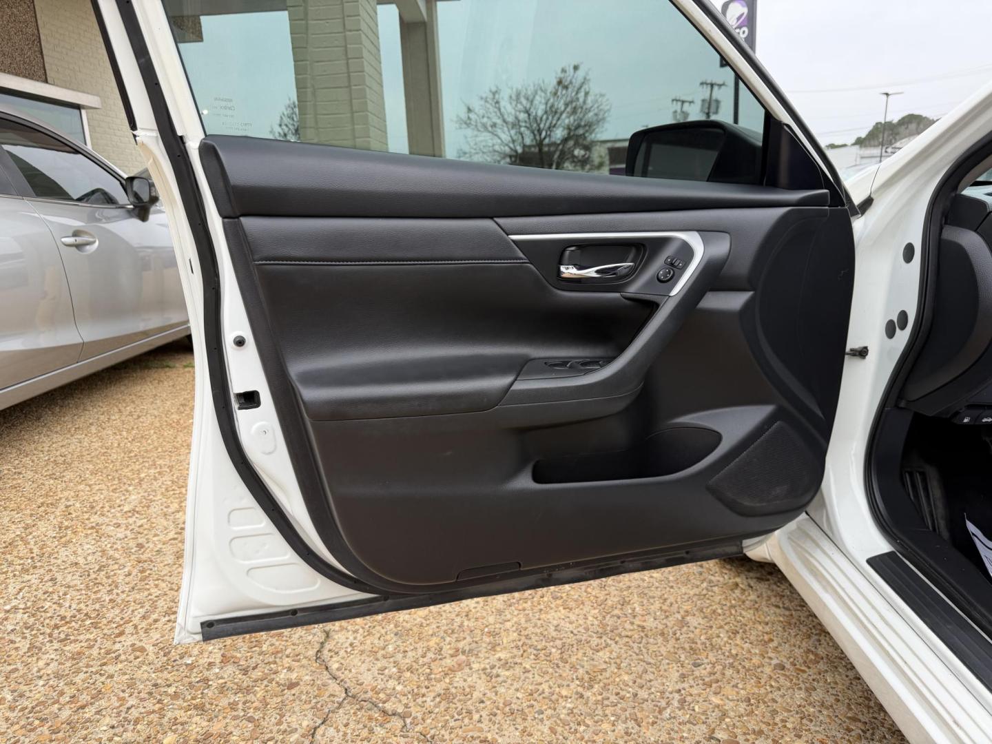 2017 WHITE NISSAN ALTIMA 2.5 SR (1N4AL3AP8HC) , located at 922 W. Beacon St., Philadelphia, MS, 39350, (601) 650-3675, 32.770447, -89.127151 - Photo#8