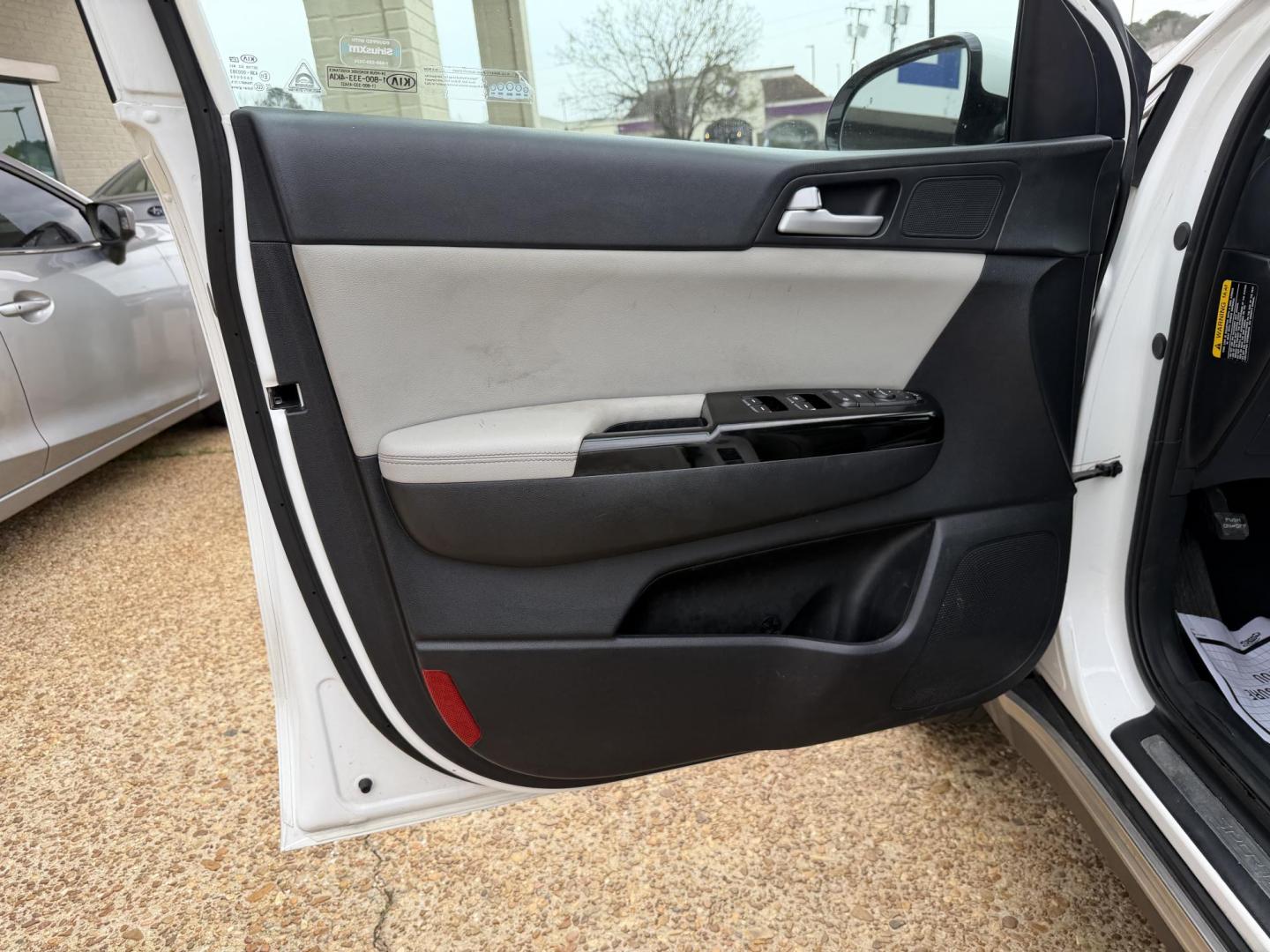 2018 WHITE KIA SPORTAGE EX (KNDPN3AC9J7) , located at 922 W. Beacon St., Philadelphia, MS, 39350, (601) 650-3675, 32.770447, -89.127151 - Photo#8