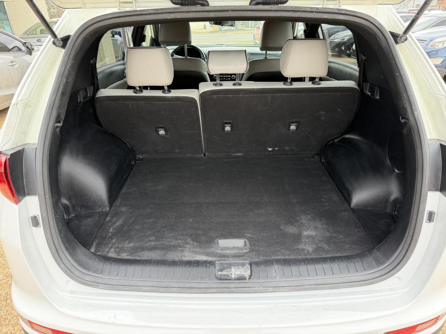 2018 WHITE KIA SPORTAGE EX (KNDPN3AC9J7) , located at 922 W. Beacon St., Philadelphia, MS, 39350, (601) 650-3675, 32.770447, -89.127151 - Photo#19