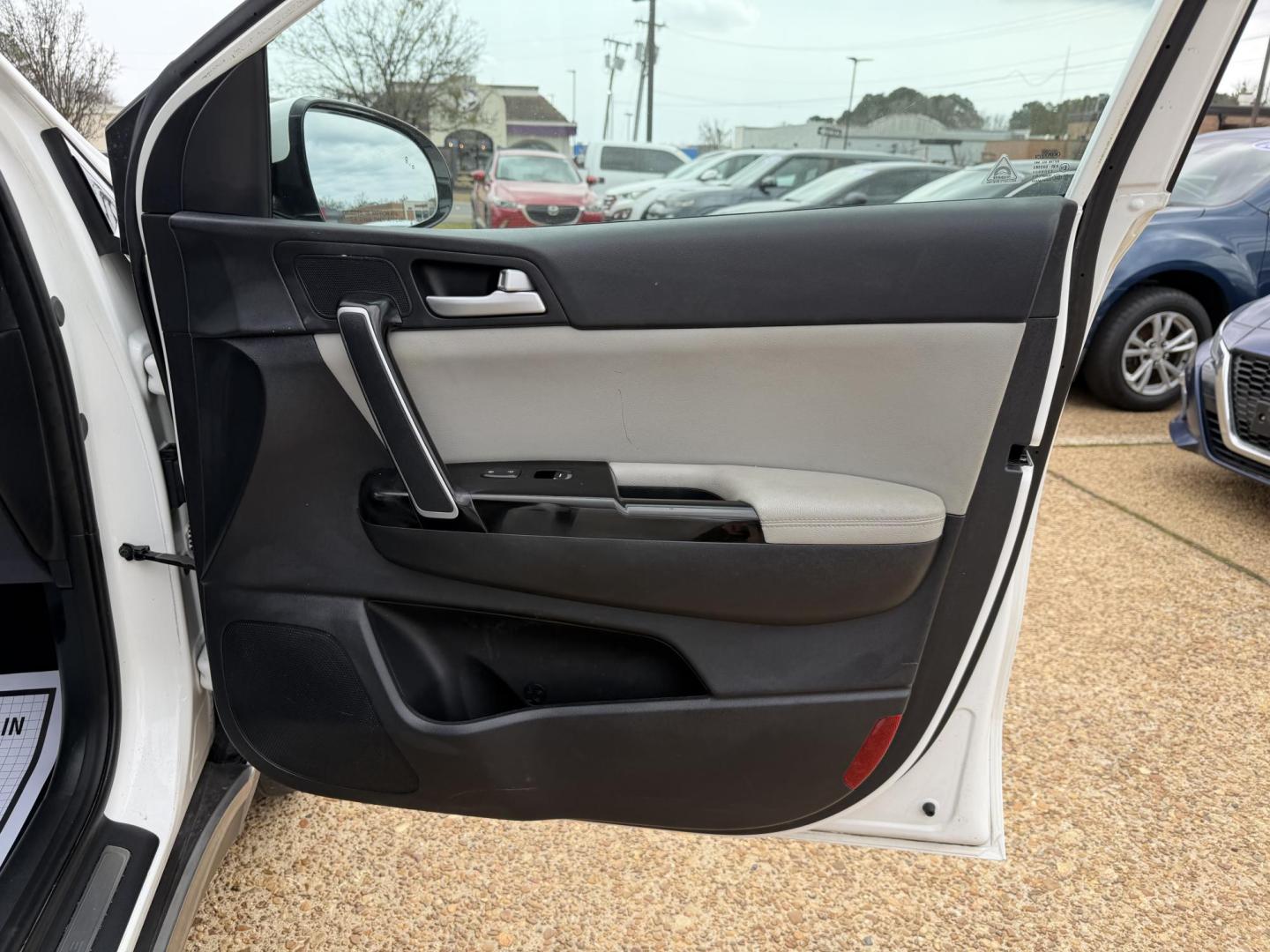 2018 WHITE KIA SPORTAGE EX (KNDPN3AC9J7) , located at 922 W. Beacon St., Philadelphia, MS, 39350, (601) 650-3675, 32.770447, -89.127151 - Photo#11