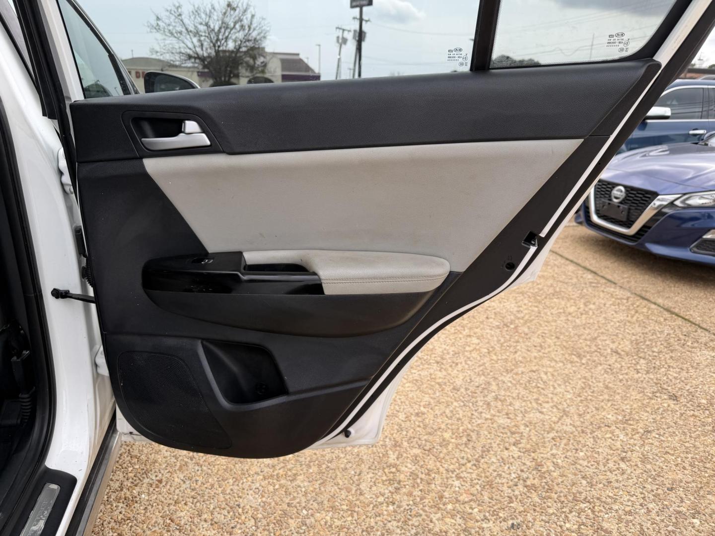 2018 WHITE KIA SPORTAGE EX (KNDPN3AC9J7) , located at 922 W. Beacon St., Philadelphia, MS, 39350, (601) 650-3675, 32.770447, -89.127151 - Photo#15