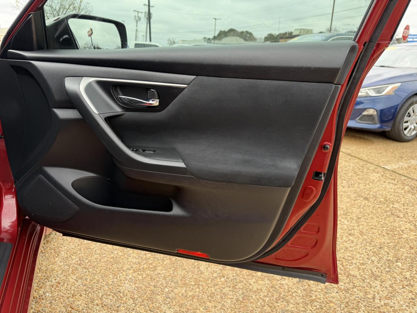 2015 RED NISSAN ALTIMA 2.5 SV (1N4AL3AP9FC) , located at 922 W. Beacon St., Philadelphia, MS, 39350, (601) 650-3675, 32.770447, -89.127151 - Photo#11