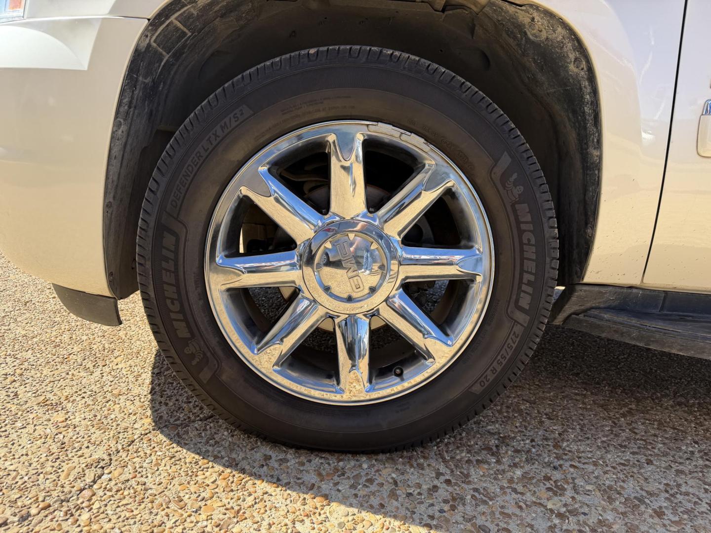 2012 WHITE GMC YUKON DENALI (1GKS2EEF9CR) , located at 922 W. Beacon St., Philadelphia, MS, 39350, (601) 650-3675, 32.770447, -89.127151 - Photo#7