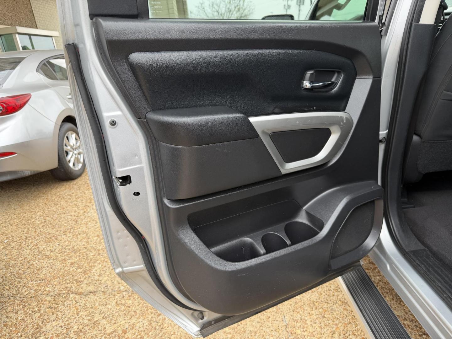 2017 SILVER NISSAN TITAN SV (1N6AA1EK0HN) , located at 922 W. Beacon St., Philadelphia, MS, 39350, (601) 650-3675, 32.770447, -89.127151 - Photo#12