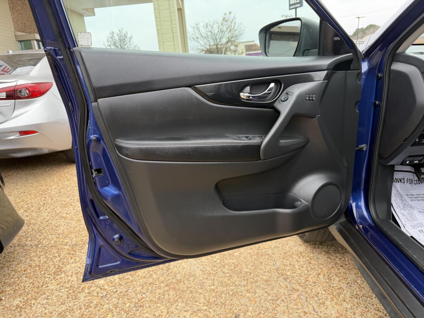 2017 BLUE NISSAN ROGUE SL (5N1AT2MV7HC) , located at 922 W. Beacon St., Philadelphia, MS, 39350, (601) 650-3675, 32.770447, -89.127151 - Photo#8