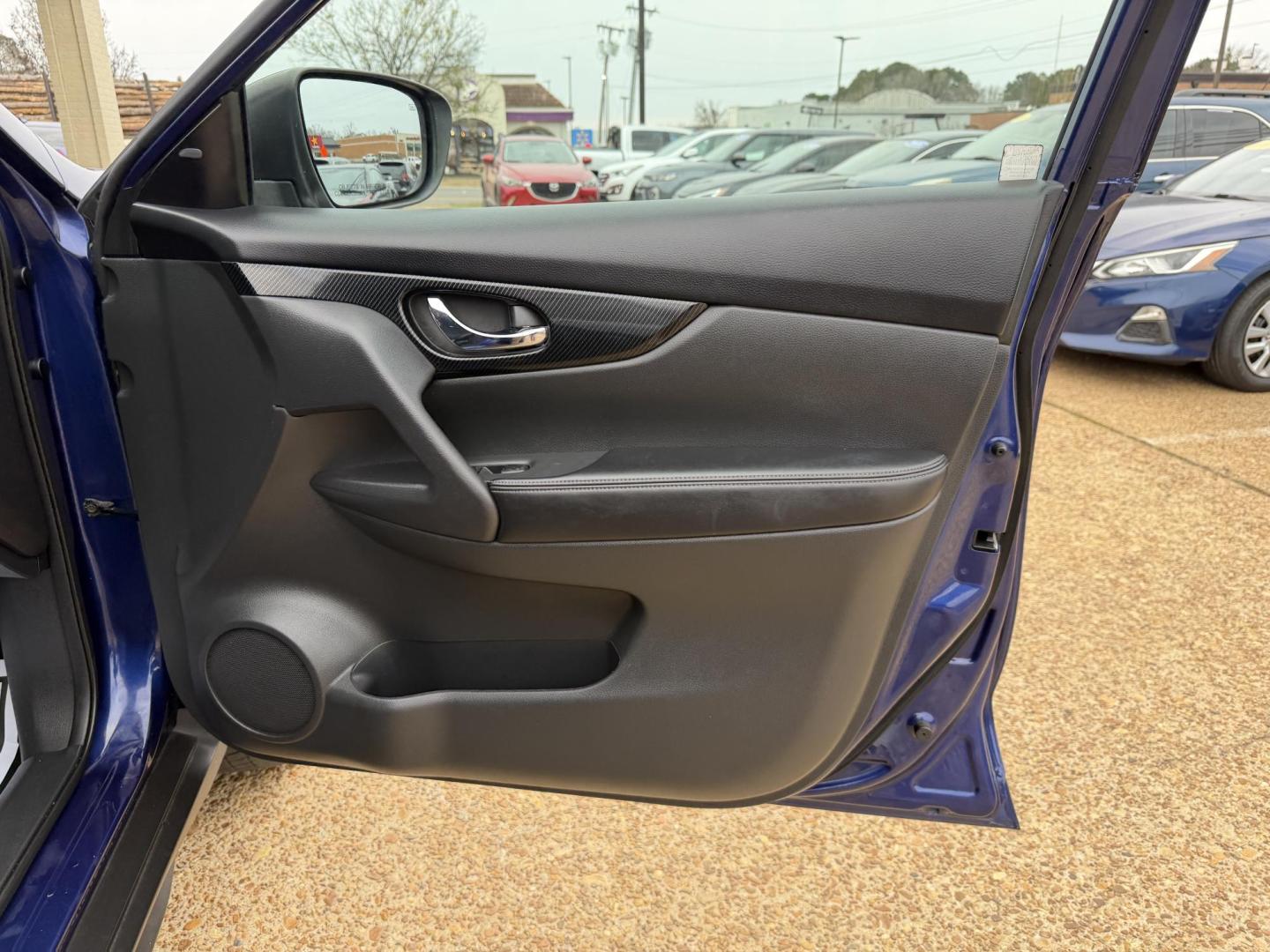 2017 BLUE NISSAN ROGUE SL (5N1AT2MV7HC) , located at 922 W. Beacon St., Philadelphia, MS, 39350, (601) 650-3675, 32.770447, -89.127151 - Photo#11