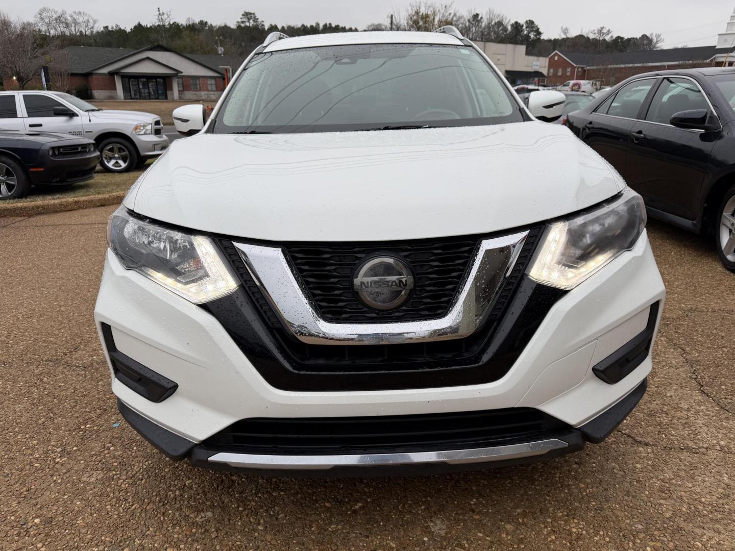 2020 WHITE NISSAN ROGUE SV (KNMAT2MT7LP) , located at 922 W. Beacon St., Philadelphia, MS, 39350, (601) 650-3675, 32.770447, -89.127151 - Photo#1