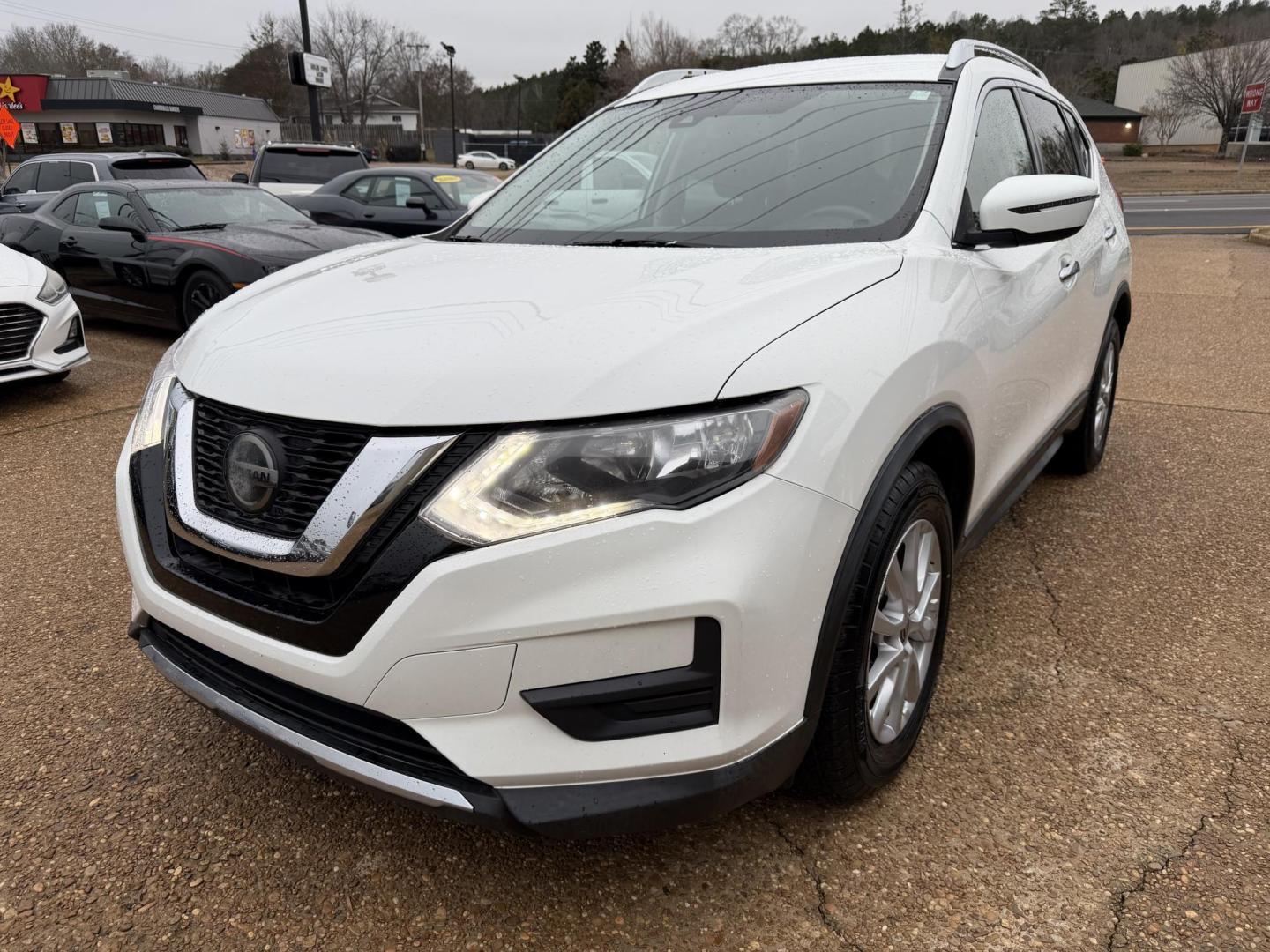 2020 WHITE NISSAN ROGUE SV (KNMAT2MT7LP) , located at 922 W. Beacon St., Philadelphia, MS, 39350, (601) 650-3675, 32.770447, -89.127151 - Photo#2