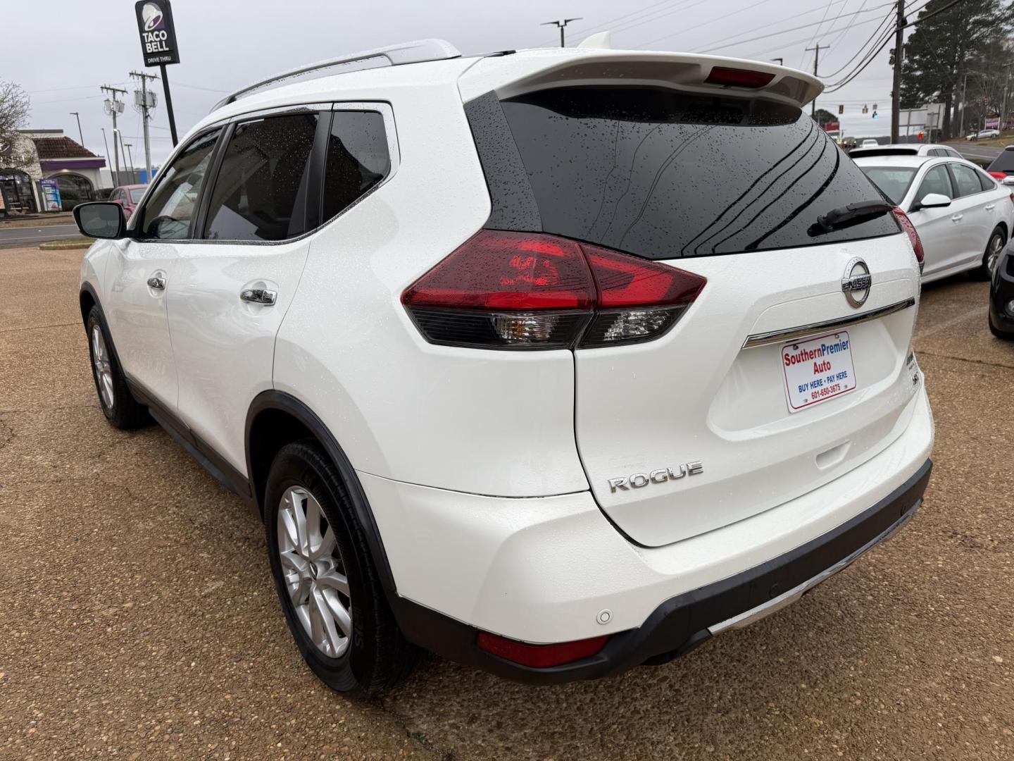 2020 WHITE NISSAN ROGUE SV (KNMAT2MT7LP) , located at 922 W. Beacon St., Philadelphia, MS, 39350, (601) 650-3675, 32.770447, -89.127151 - Photo#3