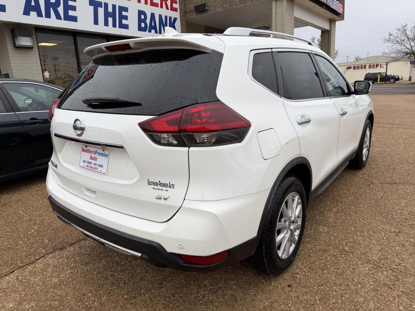 2020 WHITE NISSAN ROGUE SV (KNMAT2MT7LP) , located at 922 W. Beacon St., Philadelphia, MS, 39350, (601) 650-3675, 32.770447, -89.127151 - Photo#5