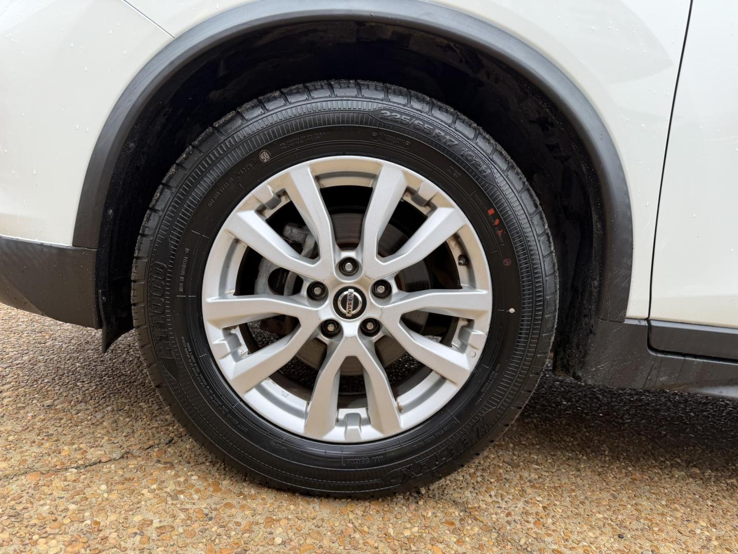 2020 WHITE NISSAN ROGUE SV (KNMAT2MT7LP) , located at 922 W. Beacon St., Philadelphia, MS, 39350, (601) 650-3675, 32.770447, -89.127151 - Photo#7