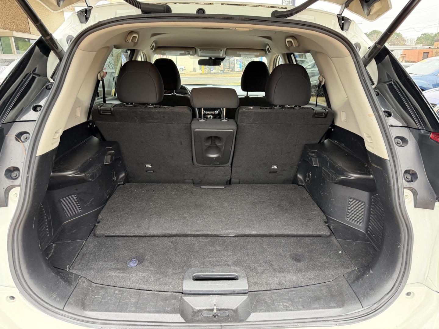 2020 WHITE NISSAN ROGUE SV (KNMAT2MT7LP) , located at 922 W. Beacon St., Philadelphia, MS, 39350, (601) 650-3675, 32.770447, -89.127151 - Photo#19