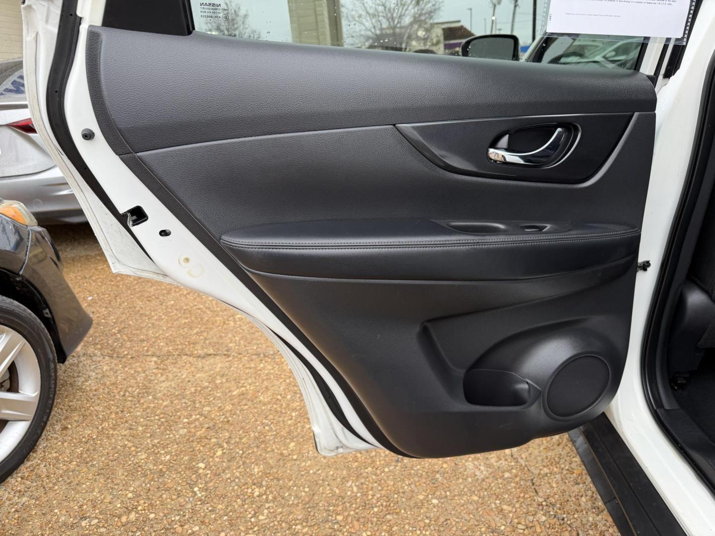 2020 WHITE NISSAN ROGUE SV (KNMAT2MT7LP) , located at 922 W. Beacon St., Philadelphia, MS, 39350, (601) 650-3675, 32.770447, -89.127151 - Photo#12