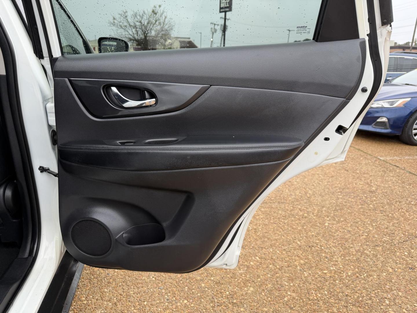 2020 WHITE NISSAN ROGUE SV (KNMAT2MT7LP) , located at 922 W. Beacon St., Philadelphia, MS, 39350, (601) 650-3675, 32.770447, -89.127151 - Photo#15