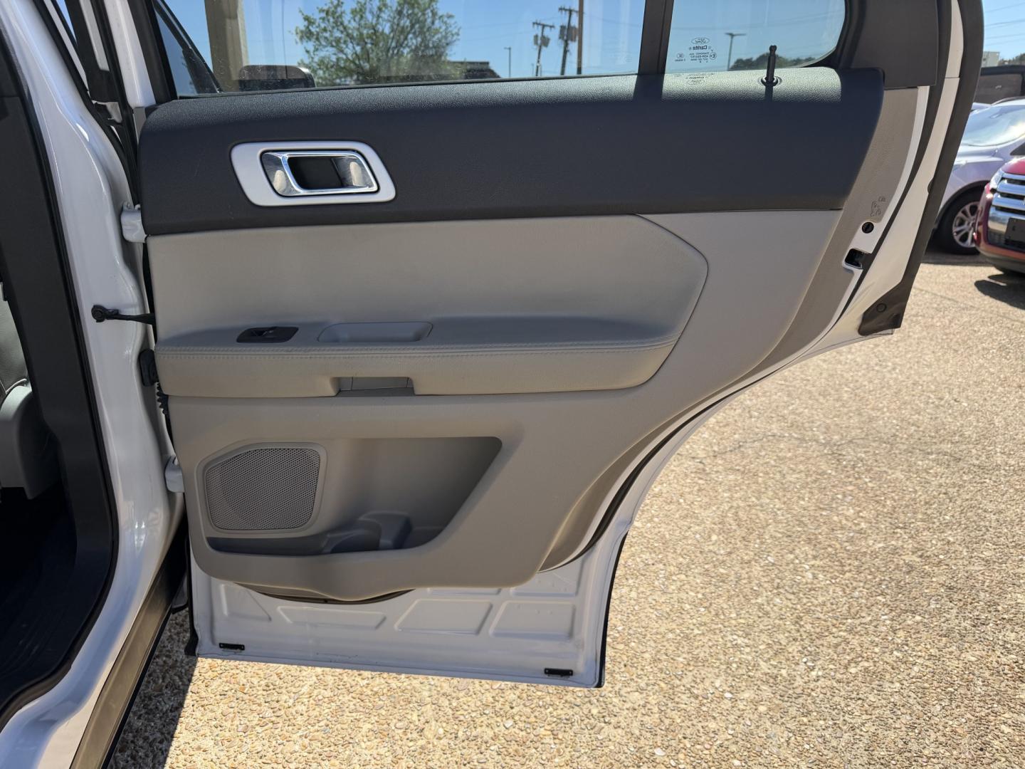 2015 WHITE FORD EXPLORER LIMITED (1FM5K7F83FG) , located at 922 W. Beacon St., Philadelphia, MS, 39350, (601) 650-3675, 32.770447, -89.127151 - Photo#15