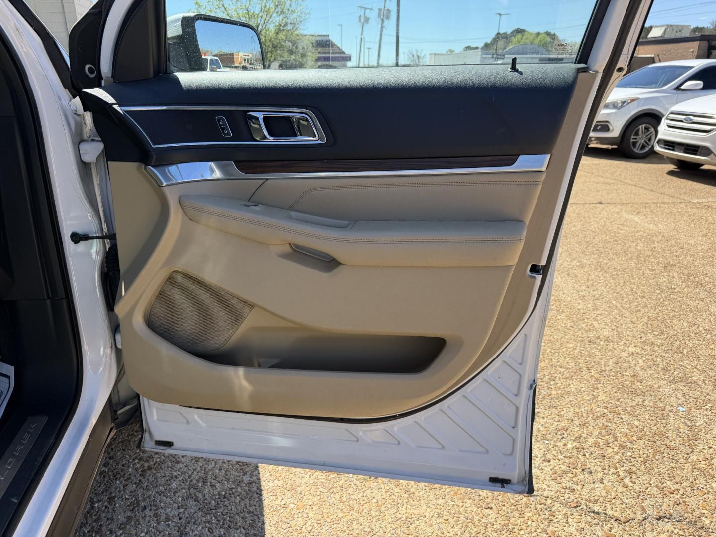 2016 WHITE FORD EXPLORER LIMITED (1FM5K7F87GG) , located at 922 W. Beacon St., Philadelphia, MS, 39350, (601) 650-3675, 32.770447, -89.127151 - Photo#11